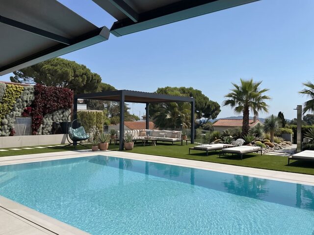 Pérgola bioclimática CERCA en un jardín junto a la piscina